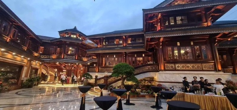 Biệt phủ gỗ chạm khắc hoa văn tinh xảo Biệt phủ gỗ chạm khắc hoa văn tinh xảo