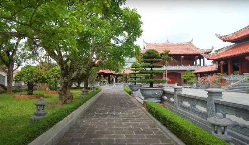 Biệt phủ gỗ có sân vườn rộng Biệt phủ gỗ có sân vườn rộng
