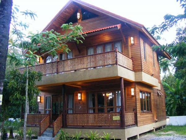 nhà làm bằng gỗ thông